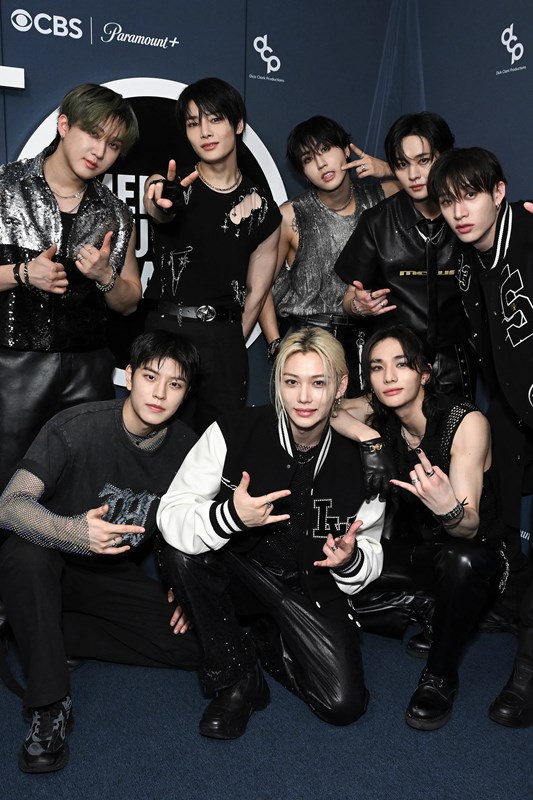 STRAY KIDS