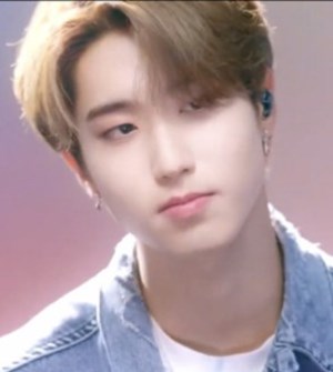 Han jisung ile kawga ettik. hangi üye bizi barişdiriyor. 