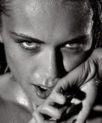Italian female user's moody link