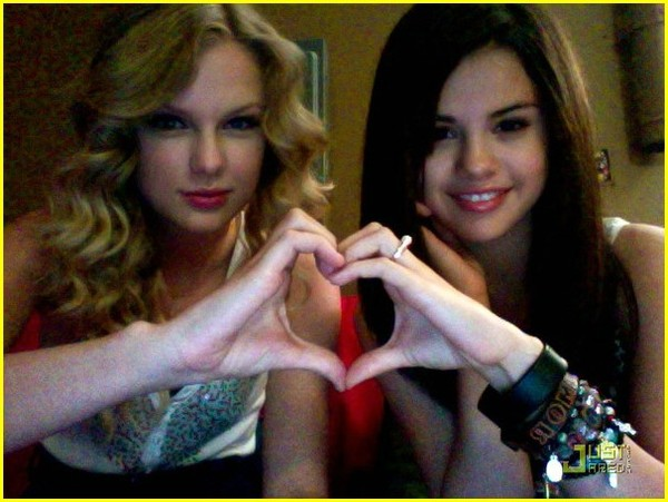 Taylor Mu Selena Mısın