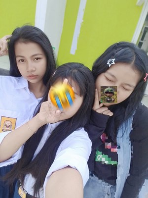 Siapa kamu di kami bertiga? 