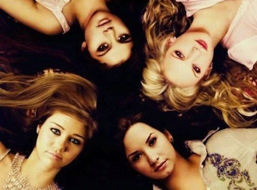 Selena Demi Miley Taylor Hangisi