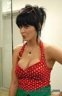 Katy Perry'i Ne Kadar Seviosunuz ??
