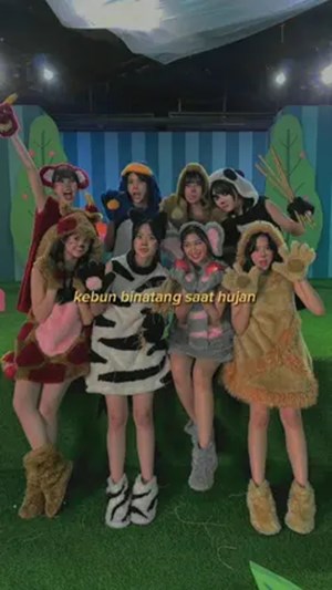Menebak member yang sedang cosplay menjadi hewan