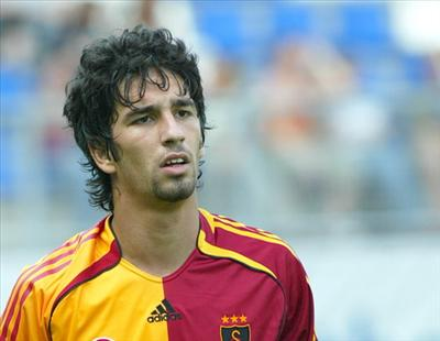 En Sevdiginiz Galatasarayli Futbolcu Hangisi
